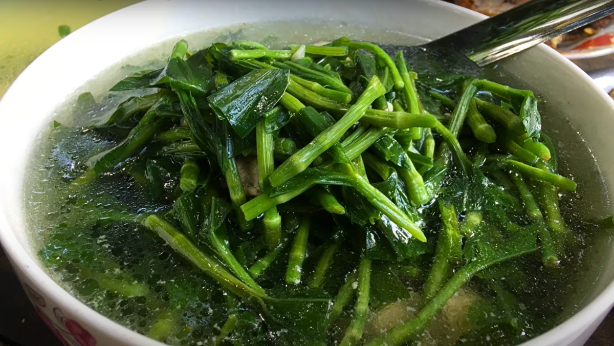 3 th&oacute;i quen nấu canh cần bỏ ngay - Ảnh 1.