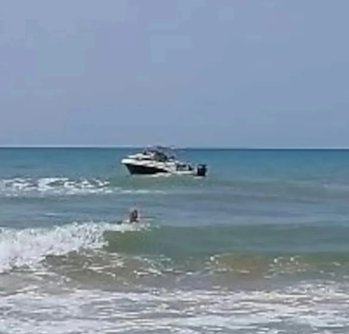 Đi tắm biển, người d&acirc;n vớt được chiếc t&uacute;i chứa 21 tỷ đồng tiền mặt - Ảnh 2.