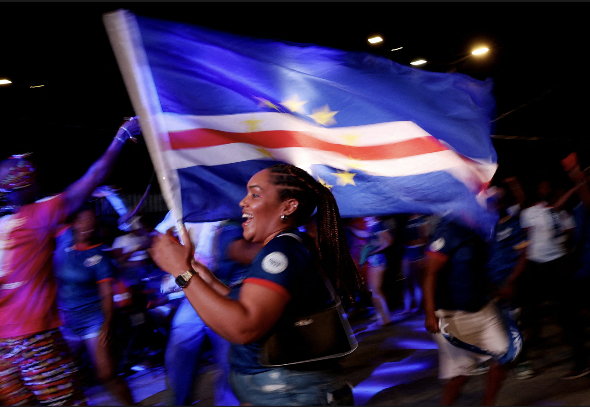 "Giờ đ&acirc;y cờ Cape Verde ở khắp mọi nơi": World Cup 2026 đ&atilde; thay đổi cuộc sống tại quốc đảo nhỏ b&eacute; như thế n&agrave;o?- Ảnh 2.