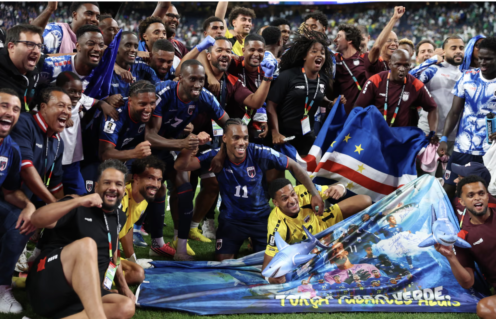 "Giờ đ&acirc;y cờ Cape Verde ở khắp mọi nơi": World Cup 2026 đ&atilde; thay đổi cuộc sống tại quốc đảo nhỏ b&eacute; như thế n&agrave;o?- Ảnh 1.