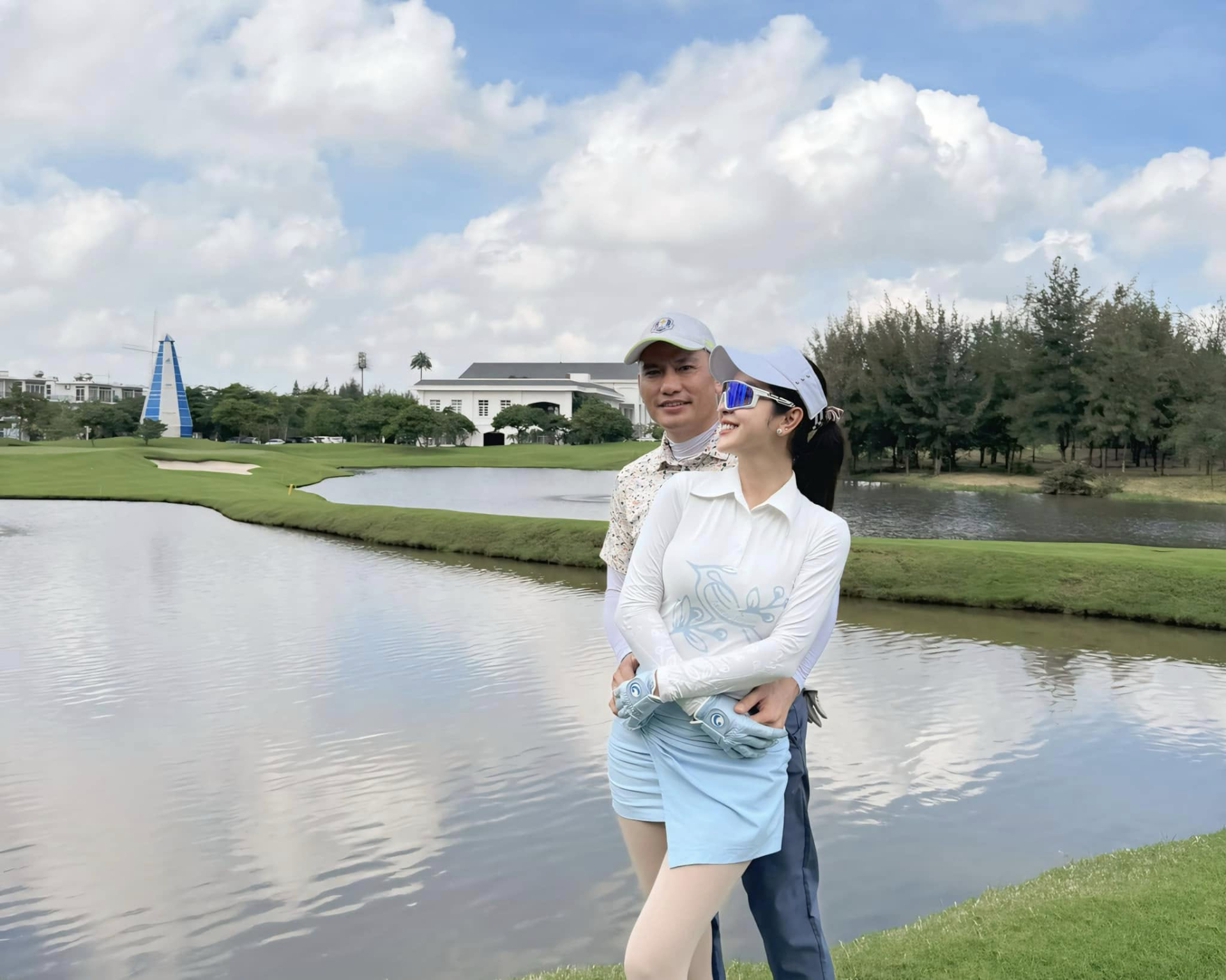 Hoa hậu đẹp bậc nhất Việt Nam tỏ t&igrave;nh với đại gia: "Nghe ch&agrave;ng h&aacute;t, em vẫn bị gục ng&atilde; như lần đầu"- Ảnh 6.