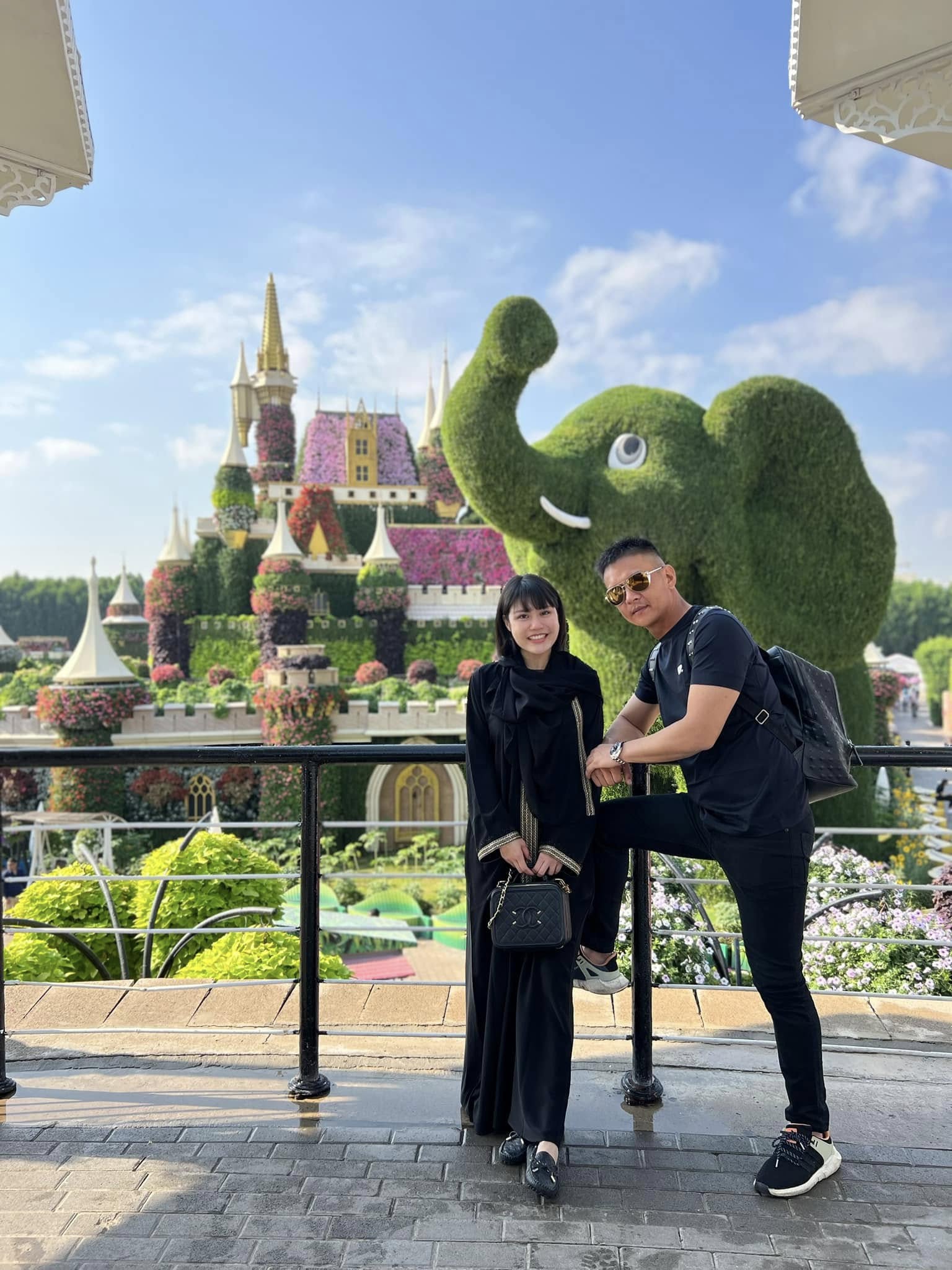 Chú rể tổ chức hôn lễ với
