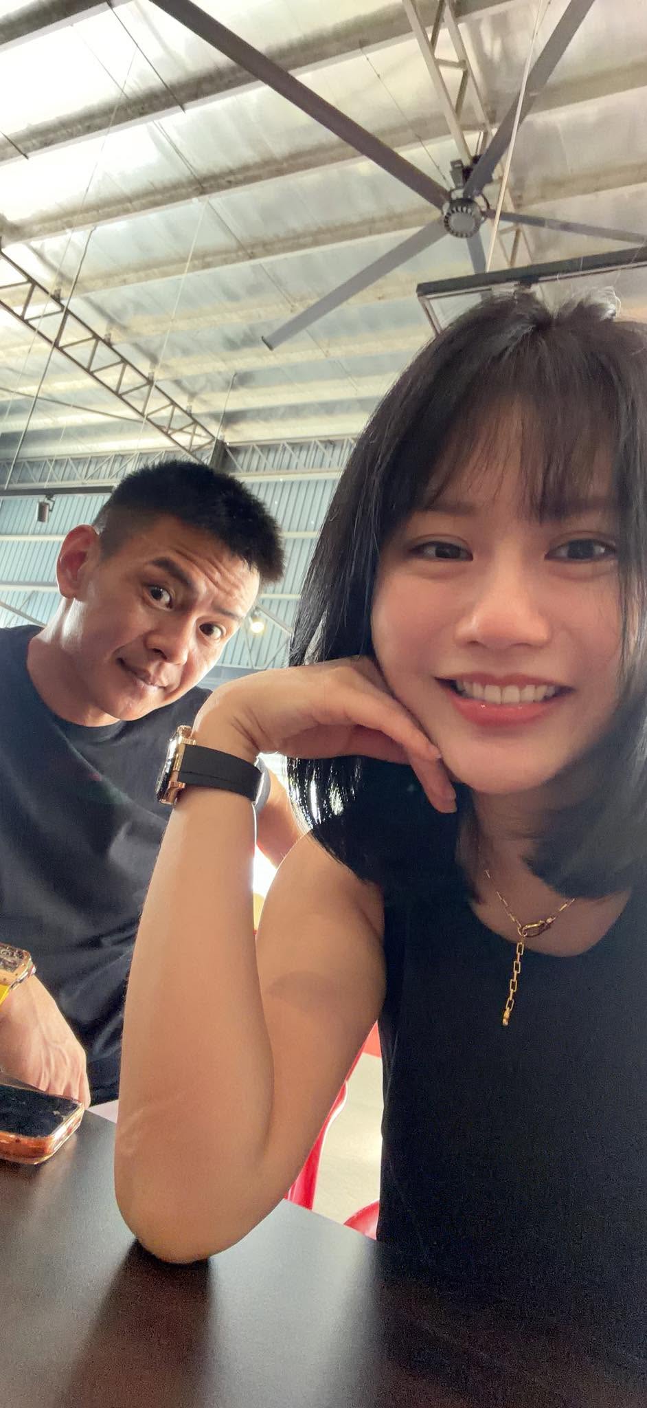 Chú rể tổ chức hôn lễ với