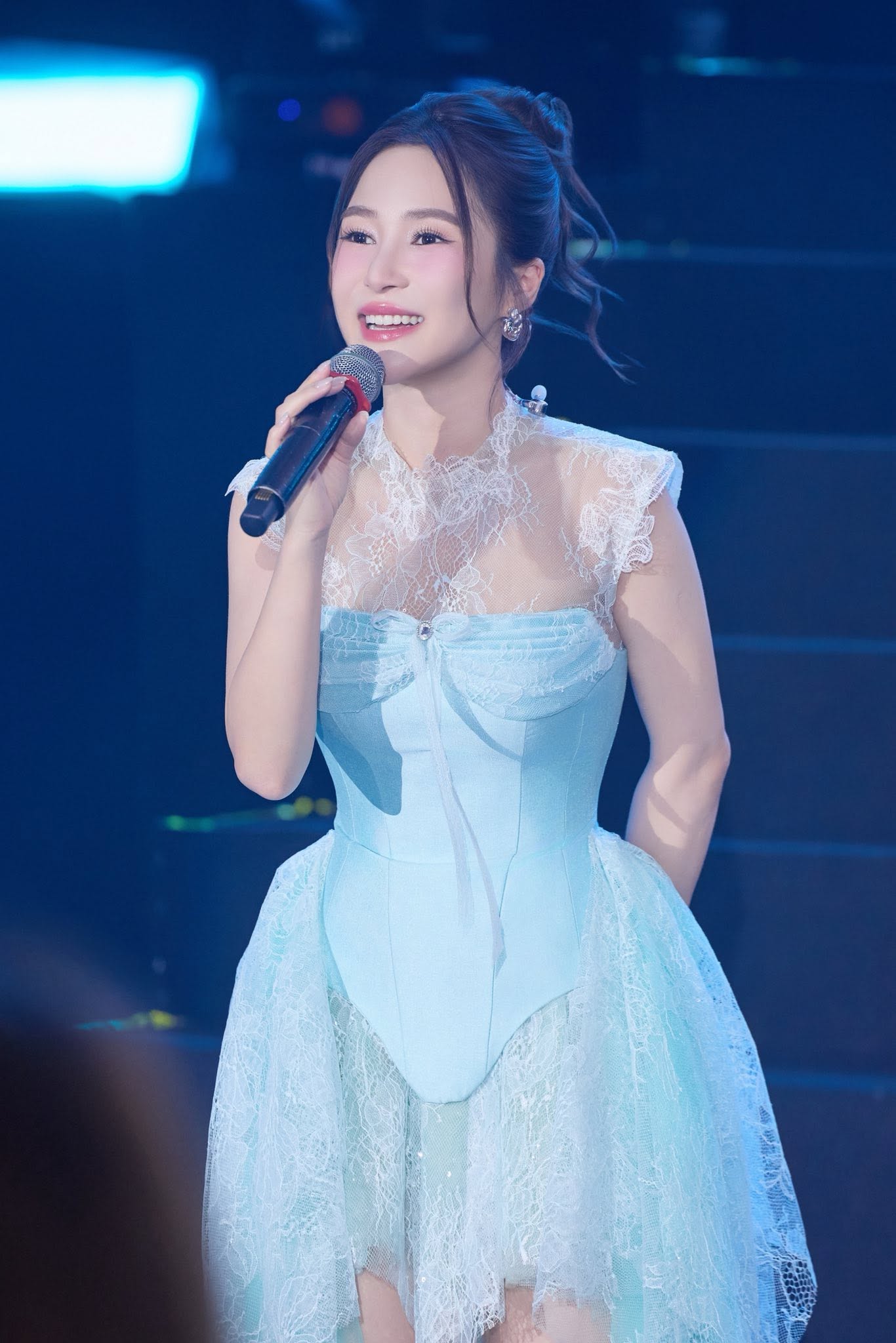 Nữ ca sĩ qu&ecirc; Nghệ An từng bỏ showbiz đi Mỹ du học, trải qua trầm cảm, nhan sắc hiện tại g&acirc;y bất ngờ- Ảnh 3.