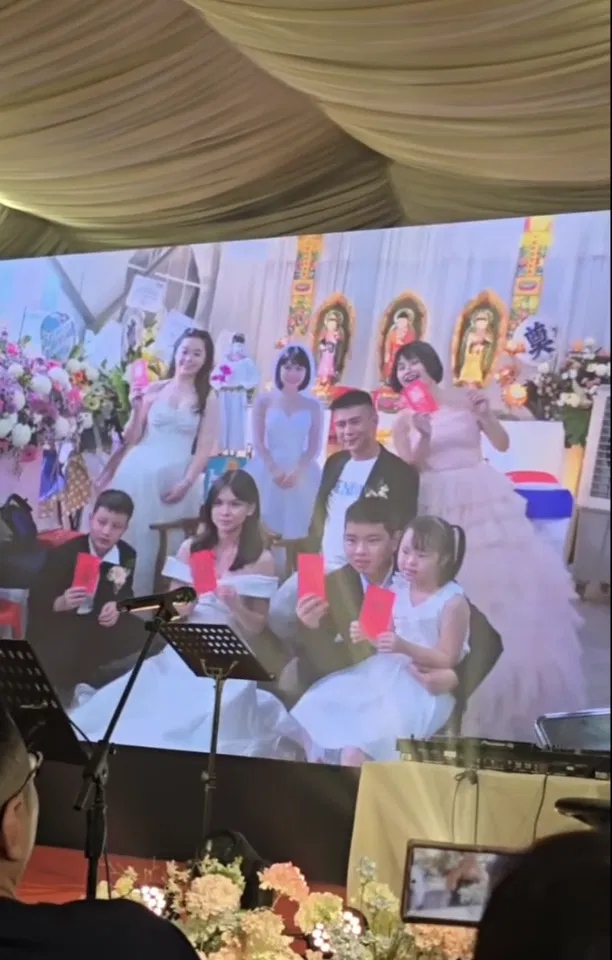 Chú rể tổ chức hôn lễ với