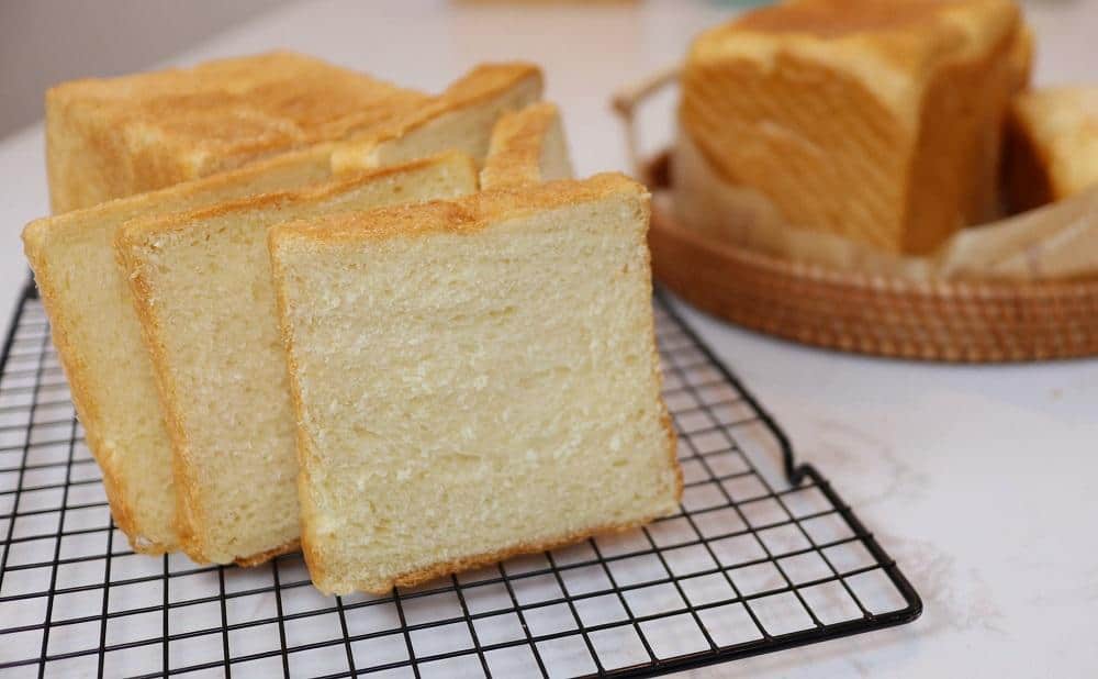 Người phụ nữ 50 tuổi bị lo&atilde;ng xương v&igrave; thường xuy&ecirc;n ăn b&aacute;nh m&igrave;: B&aacute;c sĩ cảnh b&aacute;o một chất &acirc;m thầm "r&uacute;t" canxi khỏi xương - Ảnh 1.