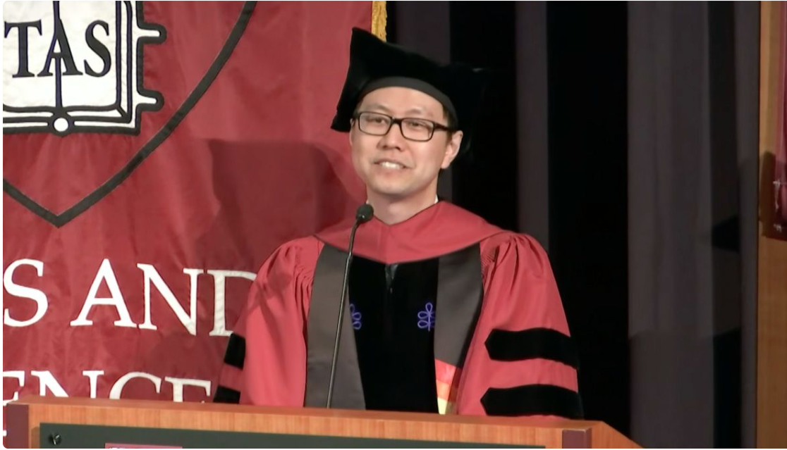 Ch&agrave;ng trai 2 lần bị trường đại học từ chối nay trở th&agrave;nh tiến sĩ Harvard, b&agrave;i ph&aacute;t biểu g&acirc;y x&uacute;c động- Ảnh 1.