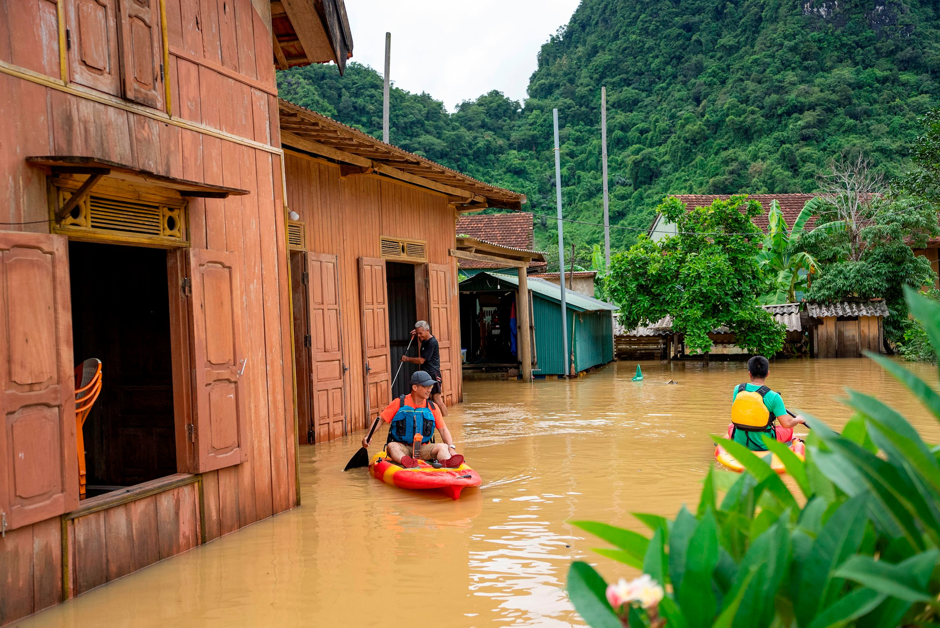 Việt Nam c&oacute; ng&ocirc;i l&agrave;ng "th&iacute;ch ứng thời tiết", c&agrave;ng mưa ngập c&agrave;ng đ&ocirc;ng kh&aacute;ch, người d&acirc;n n&oacute;i ng&ocirc;n ngữ ri&ecirc;ng - Ảnh 6.