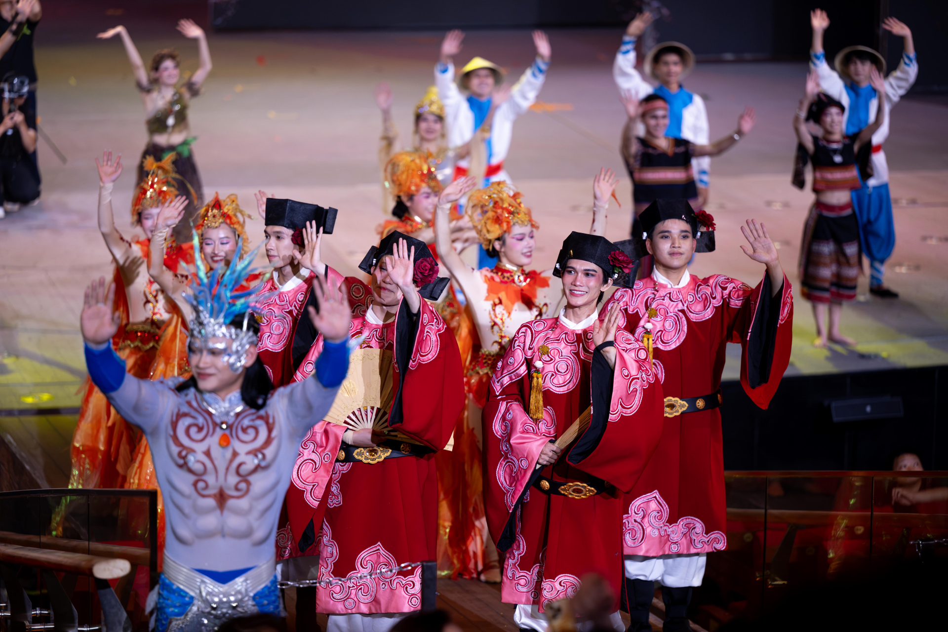Vingroup ra mắt &ldquo;kỳ quan s&acirc;n khấu&rdquo; Đất Nước Thi&ecirc;n H&ugrave;ng Ca - đại show 75 ph&uacute;t t&ocirc;n vinh h&agrave;nh tr&igrave;nh 4.000 năm lịch sử Việt Nam - Ảnh 13.