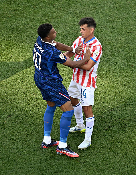 Diễn biến Paraguay vs Pháp: Căng thẳng rồi, Mbappe tức giận đẩy cầu thủ đối phương - Ảnh 1.