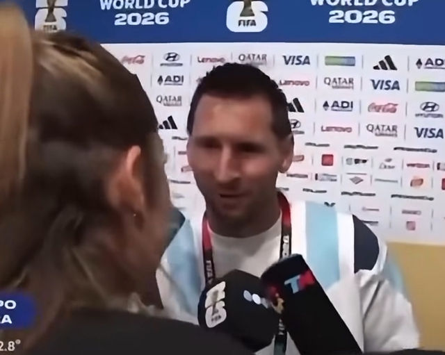Messi đập tan tin đồn ngoại t&igrave;nh với nữ ph&oacute;ng vi&ecirc;n bằng một h&agrave;nh động ngay trước ống k&iacute;nh truyền th&ocirc;ng World Cup- Ảnh 1.