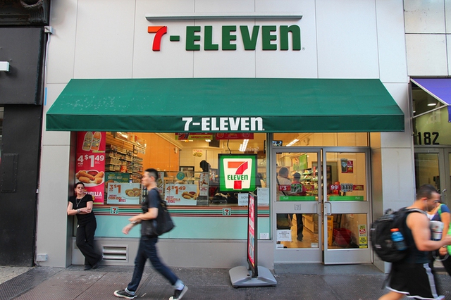 7-Eleven kiện Nike v&igrave; đ&ocirc;i Air Max 95 "nh&aacute;i" bộ nhận diện thương hiệu, Nike lặng lẽ gỡ gi&agrave;y khỏi kệ online- Ảnh 2.