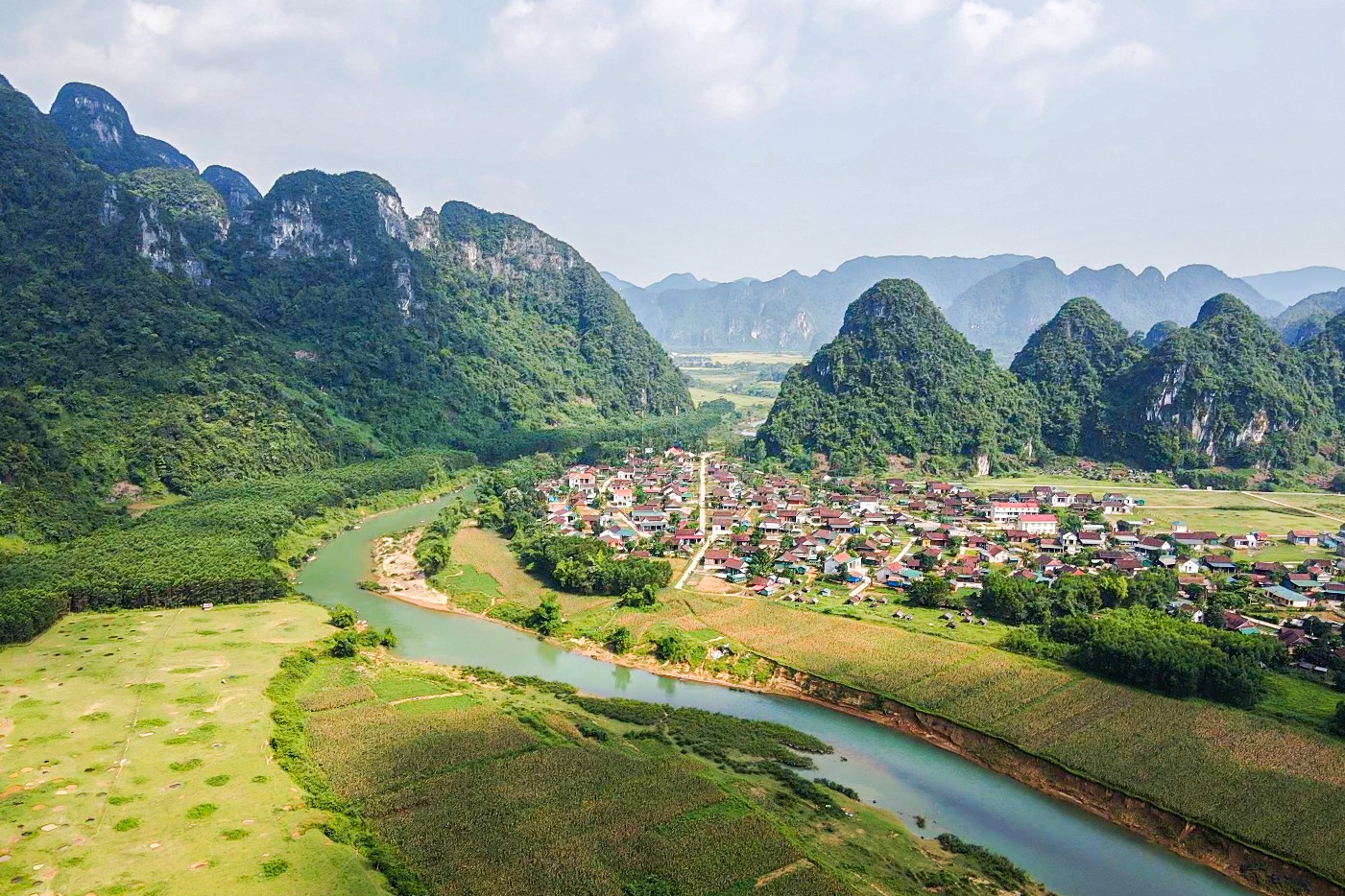 Việt Nam c&oacute; ng&ocirc;i l&agrave;ng "th&iacute;ch ứng thời tiết", c&agrave;ng mưa ngập c&agrave;ng đ&ocirc;ng kh&aacute;ch, người d&acirc;n n&oacute;i ng&ocirc;n ngữ ri&ecirc;ng - Ảnh 2.