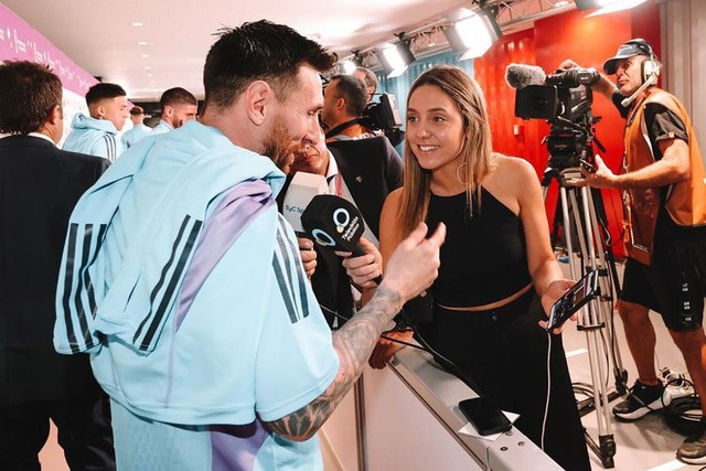 Messi đập tan tin đồn ngoại t&igrave;nh với nữ ph&oacute;ng vi&ecirc;n bằng một h&agrave;nh động ngay trước ống k&iacute;nh truyền th&ocirc;ng World Cup- Ảnh 2.