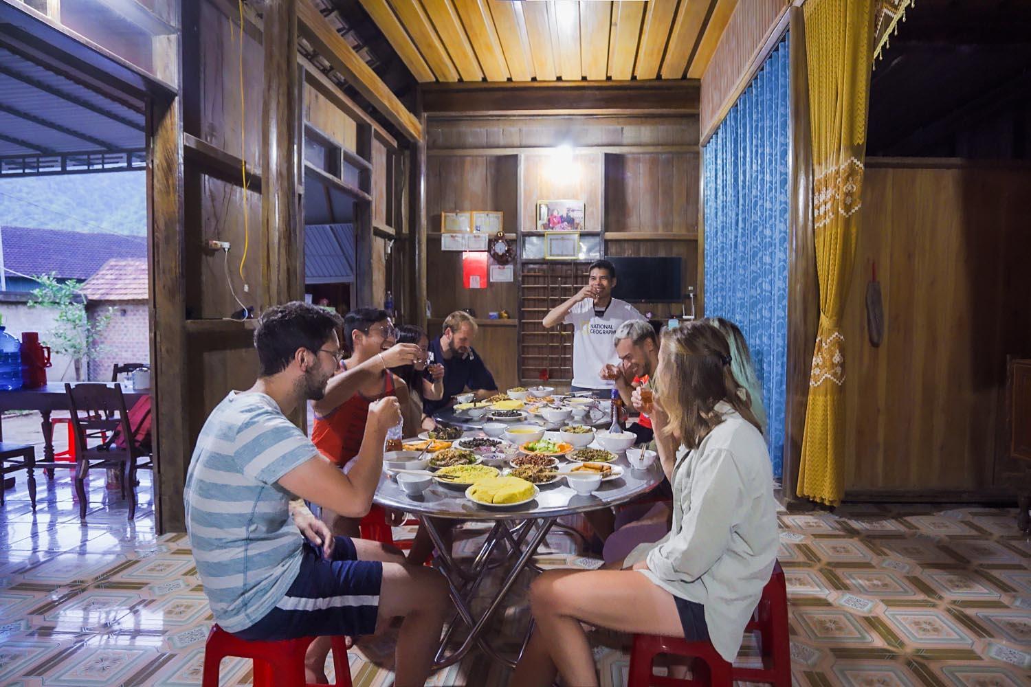 Việt Nam c&oacute; ng&ocirc;i l&agrave;ng "th&iacute;ch ứng thời tiết", c&agrave;ng mưa ngập c&agrave;ng đ&ocirc;ng kh&aacute;ch, người d&acirc;n n&oacute;i ng&ocirc;n ngữ ri&ecirc;ng - Ảnh 9.