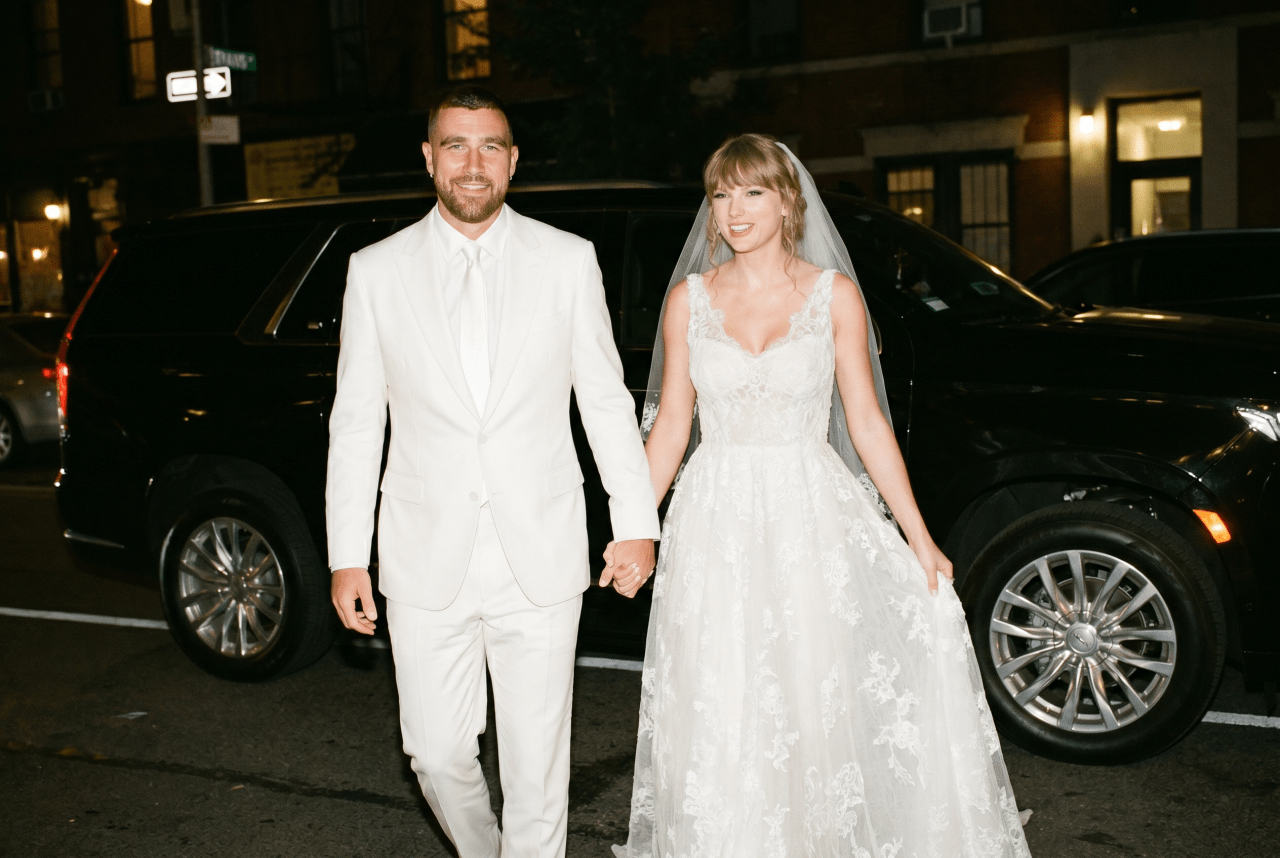 Chỉ c&oacute; 4 từ để n&oacute;i về si&ecirc;u đ&aacute;m cưới của Taylor Swift v&agrave; chồng cầu thủ: "Tr&agrave;n ngập ảnh chế"- Ảnh 4.