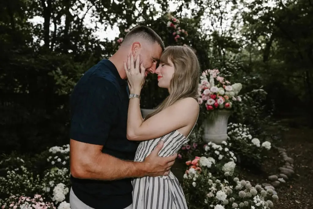 Cập nhật si&ecirc;u đ&aacute;m cưới của Taylor Swift v&agrave; chồng cầu thủ: d&agrave;n kh&aacute;ch mời hạng A v&aacute;y &aacute;o đổ bộ - Ảnh 1.