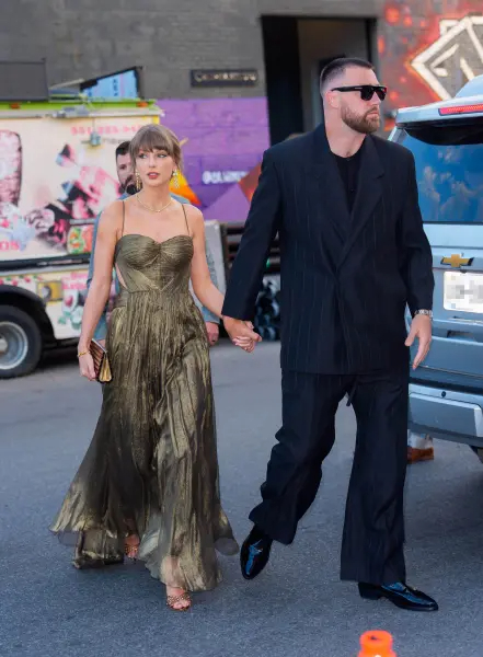 Chỉ c&oacute; 4 từ để n&oacute;i về si&ecirc;u đ&aacute;m cưới của Taylor Swift v&agrave; chồng cầu thủ: "Tr&agrave;n ngập ảnh chế"- Ảnh 10.