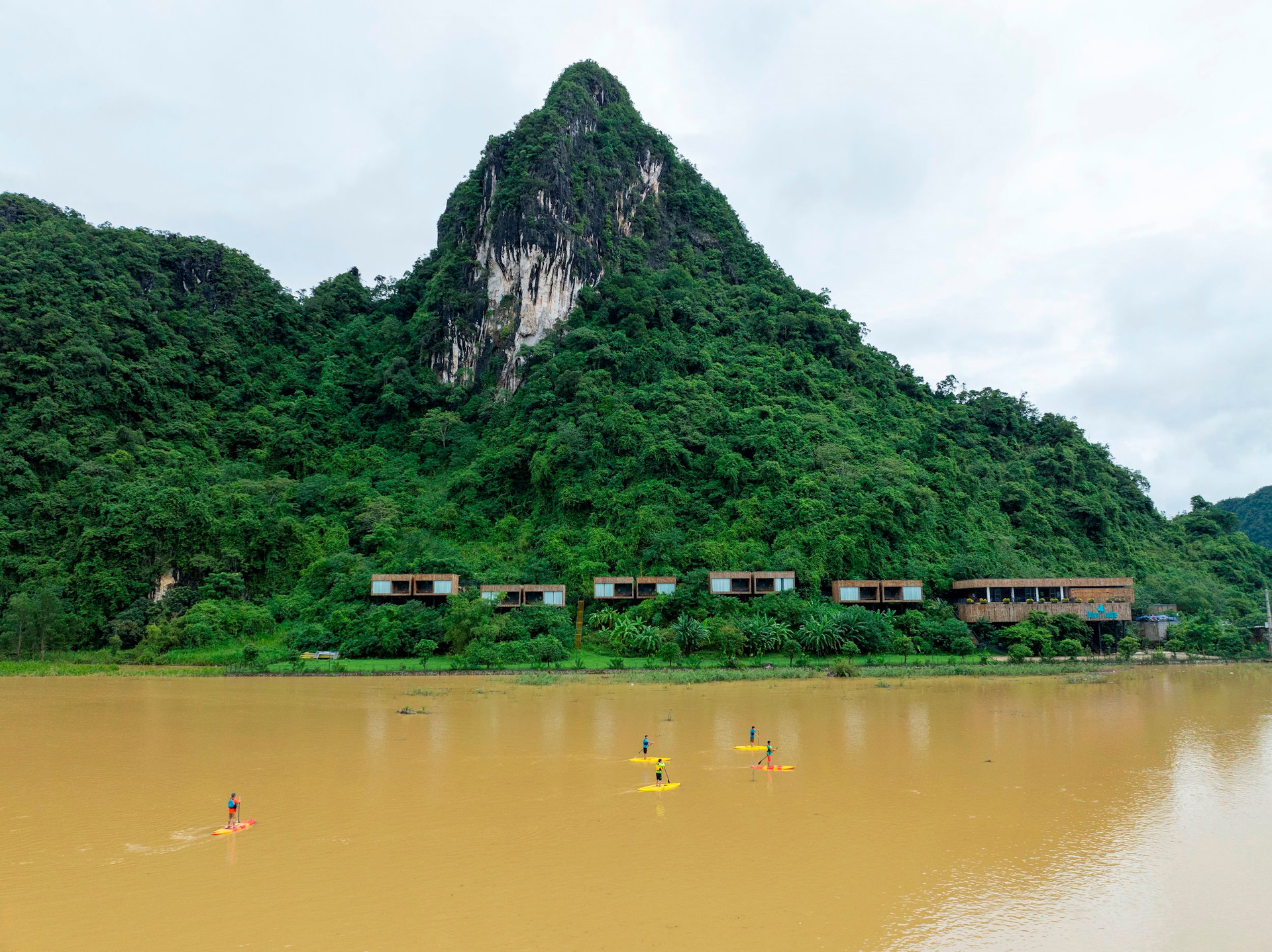 Việt Nam c&oacute; ng&ocirc;i l&agrave;ng "th&iacute;ch ứng thời tiết", c&agrave;ng mưa ngập c&agrave;ng đ&ocirc;ng kh&aacute;ch, người d&acirc;n n&oacute;i ng&ocirc;n ngữ ri&ecirc;ng - Ảnh 8.