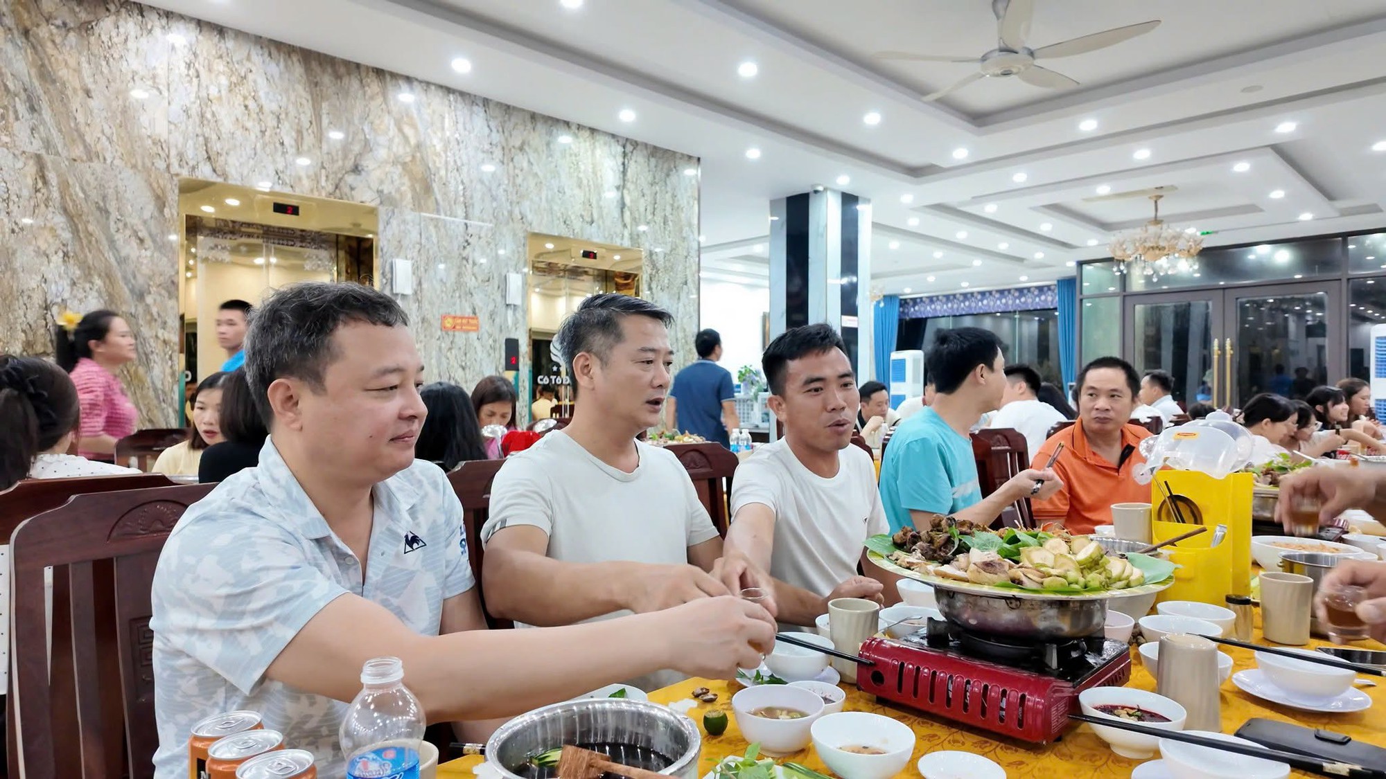 50 kh&aacute;ch mắc kẹt v&igrave; b&atilde;o số 1, chủ kh&aacute;ch sạn ở C&ocirc; T&ocirc; mổ lợn rừng nu&ocirc;i cả năm l&agrave;m tiệc đ&atilde;i- Ảnh 8.
