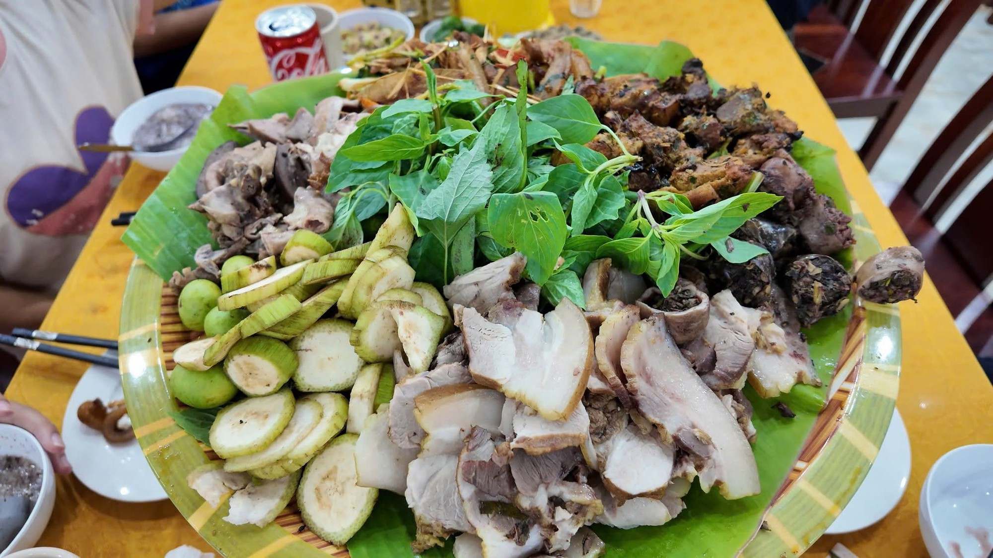 50 kh&aacute;ch mắc kẹt v&igrave; b&atilde;o số 1, chủ kh&aacute;ch sạn ở C&ocirc; T&ocirc; mổ lợn rừng nu&ocirc;i cả năm l&agrave;m tiệc đ&atilde;i- Ảnh 6.