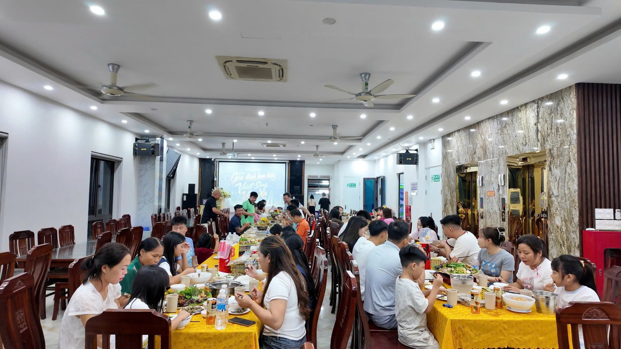 50 kh&aacute;ch mắc kẹt v&igrave; b&atilde;o số 1, chủ kh&aacute;ch sạn ở C&ocirc; T&ocirc; mổ lợn rừng nu&ocirc;i cả năm l&agrave;m tiệc đ&atilde;i- Ảnh 7.