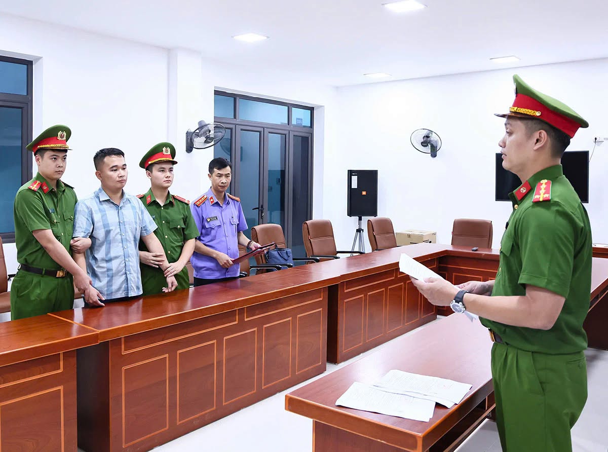 Danh t&iacute;nh nam gi&aacute;o vi&ecirc;n Trường THPT Chuy&ecirc;n Tuy&ecirc;n Quang bị C&ocirc;ng an giữ người trong trường hợp khẩn cấp- Ảnh 1.