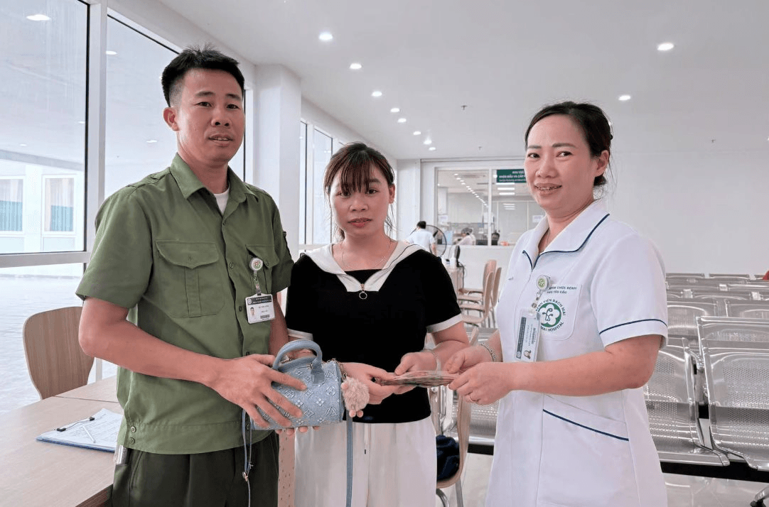 Ph&aacute;t hiện cọc tiền 16.000.000 đồng nằm chơ vơ tại Bệnh viện Bạch Mai cơ sở 2, đội ngũ an ninh lập tức r&agrave; so&aacute;t x&aacute;c minh- Ảnh 1.