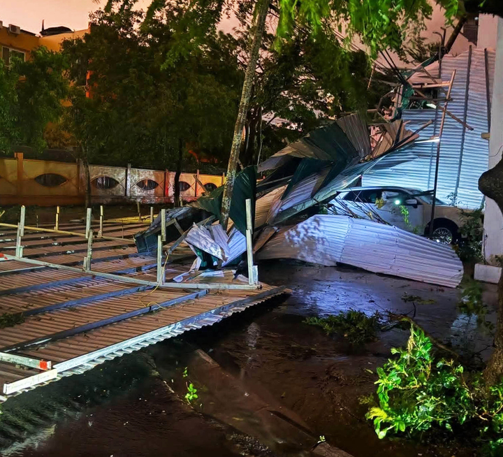 B&atilde;o số 1 ho&agrave;nh h&agrave;nh M&oacute;ng C&aacute;i suốt đ&ecirc;m: C&acirc;y đổ, m&aacute;i t&ocirc;n bay, nhiều nơi mất điện- Ảnh 4.