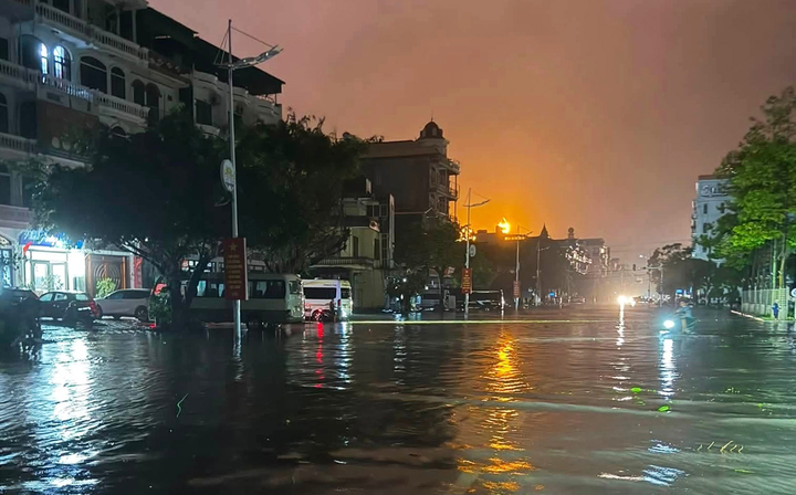 B&atilde;o số 1 ho&agrave;nh h&agrave;nh M&oacute;ng C&aacute;i suốt đ&ecirc;m: C&acirc;y đổ, m&aacute;i t&ocirc;n bay, nhiều nơi mất điện- Ảnh 6.
