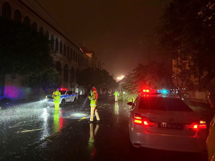 B&atilde;o số 1 ho&agrave;nh h&agrave;nh M&oacute;ng C&aacute;i suốt đ&ecirc;m: C&acirc;y đổ, m&aacute;i t&ocirc;n bay, nhiều nơi mất điện- Ảnh 5.