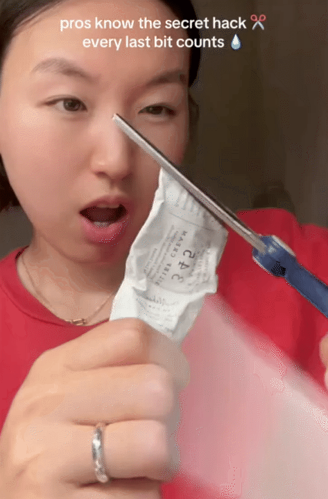 C&ocirc; n&agrave;ng H&agrave;n Quốc chấm 10/10 cho tu&yacute;p kem dưỡng n&agrave;y, nhưng c&aacute;ch c&ocirc; b&ocirc;i kem mới l&agrave; "chi&ecirc;u" gi&uacute;p da căng mịn, đẹp l&ecirc;n từng ng&agrave;y- Ảnh 15.