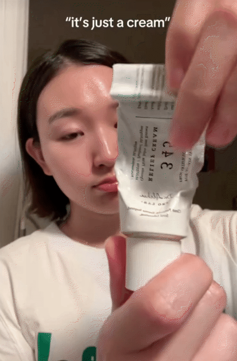 C&ocirc; n&agrave;ng H&agrave;n Quốc chấm 10/10 cho tu&yacute;p kem dưỡng n&agrave;y, nhưng c&aacute;ch c&ocirc; b&ocirc;i kem mới l&agrave; "chi&ecirc;u" gi&uacute;p da căng mịn, đẹp l&ecirc;n từng ng&agrave;y- Ảnh 14.
