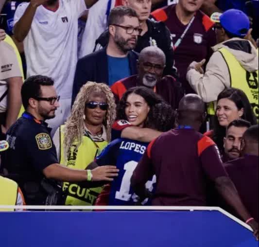 C&ocirc; n&agrave;ng Gen Z bỗng nổi tiếng to&agrave;n cầu sau c&aacute;i &ocirc;m của "người h&ugrave;ng" Cape Verde ở World Cup- Ảnh 1.
