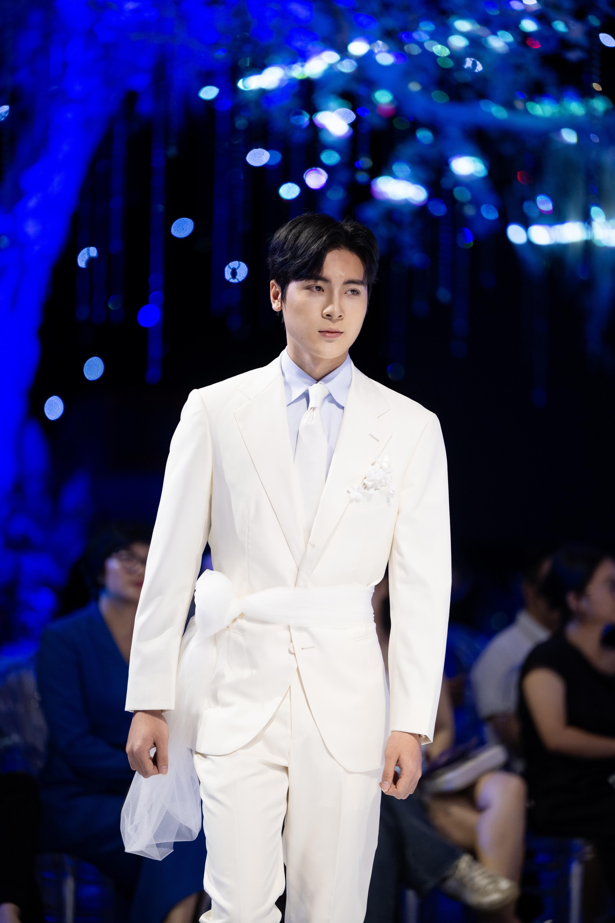 Show v&aacute;y cưới hot nhất Việt Nam l&uacute;c n&agrave;y: Từ kh&ocirc;ng gian đến thiết kế đều đẹp như cổ t&iacute;ch- Ảnh 13.