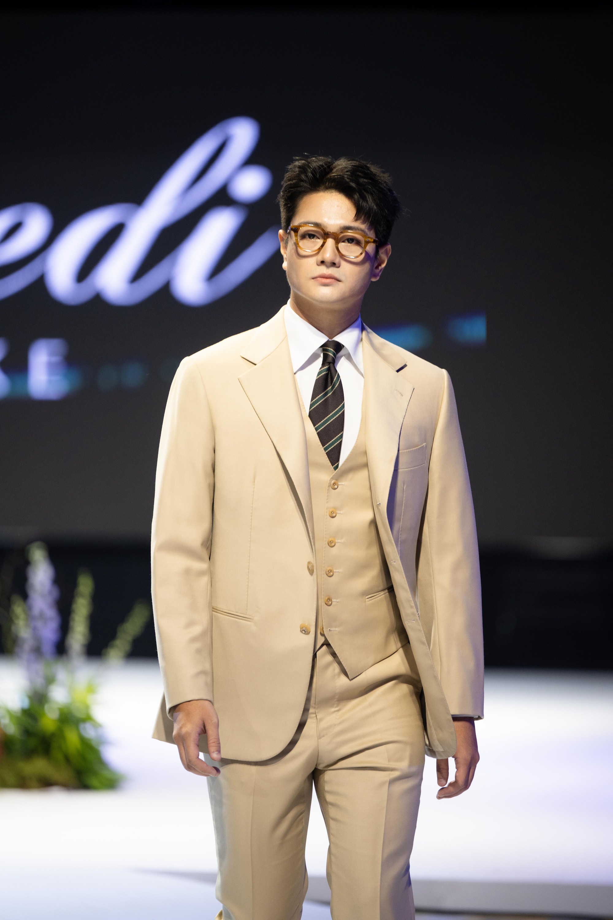 Show v&aacute;y cưới hot nhất Việt Nam l&uacute;c n&agrave;y: Từ kh&ocirc;ng gian đến thiết kế đều đẹp như cổ t&iacute;ch- Ảnh 11.