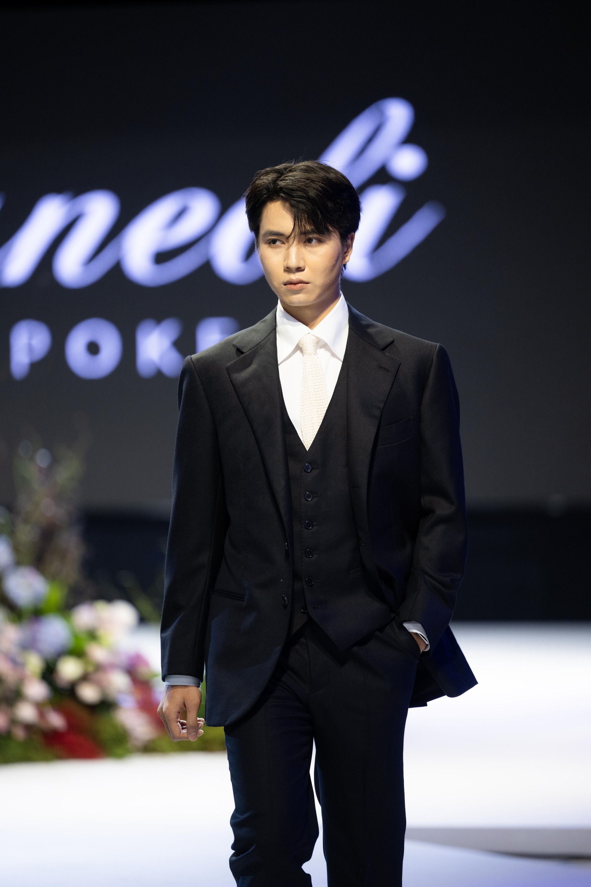 Show v&aacute;y cưới hot nhất Việt Nam l&uacute;c n&agrave;y: Từ kh&ocirc;ng gian đến thiết kế đều đẹp như cổ t&iacute;ch- Ảnh 14.