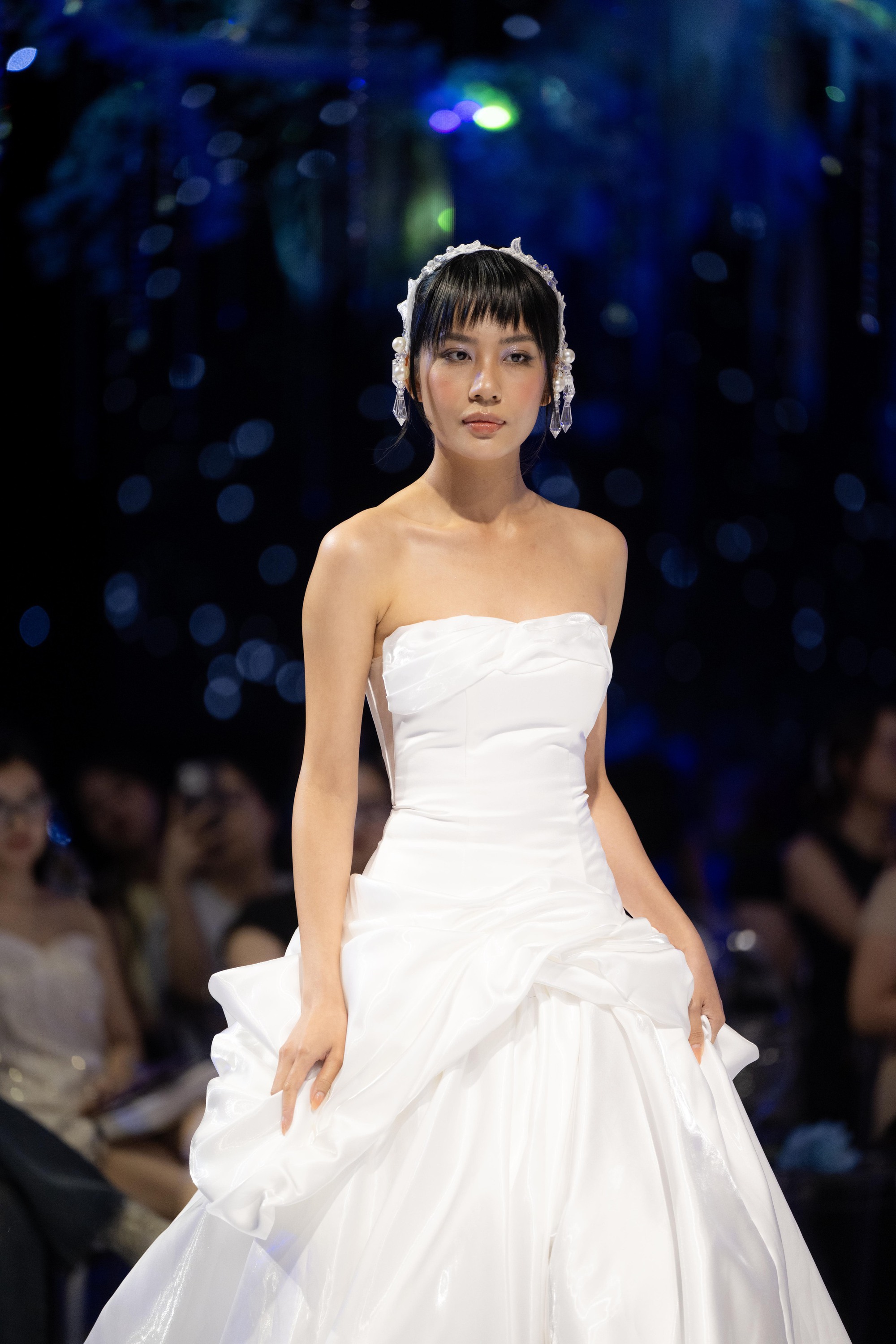 Show v&aacute;y cưới hot nhất Việt Nam l&uacute;c n&agrave;y: Từ kh&ocirc;ng gian đến thiết kế đều đẹp như cổ t&iacute;ch- Ảnh 6.