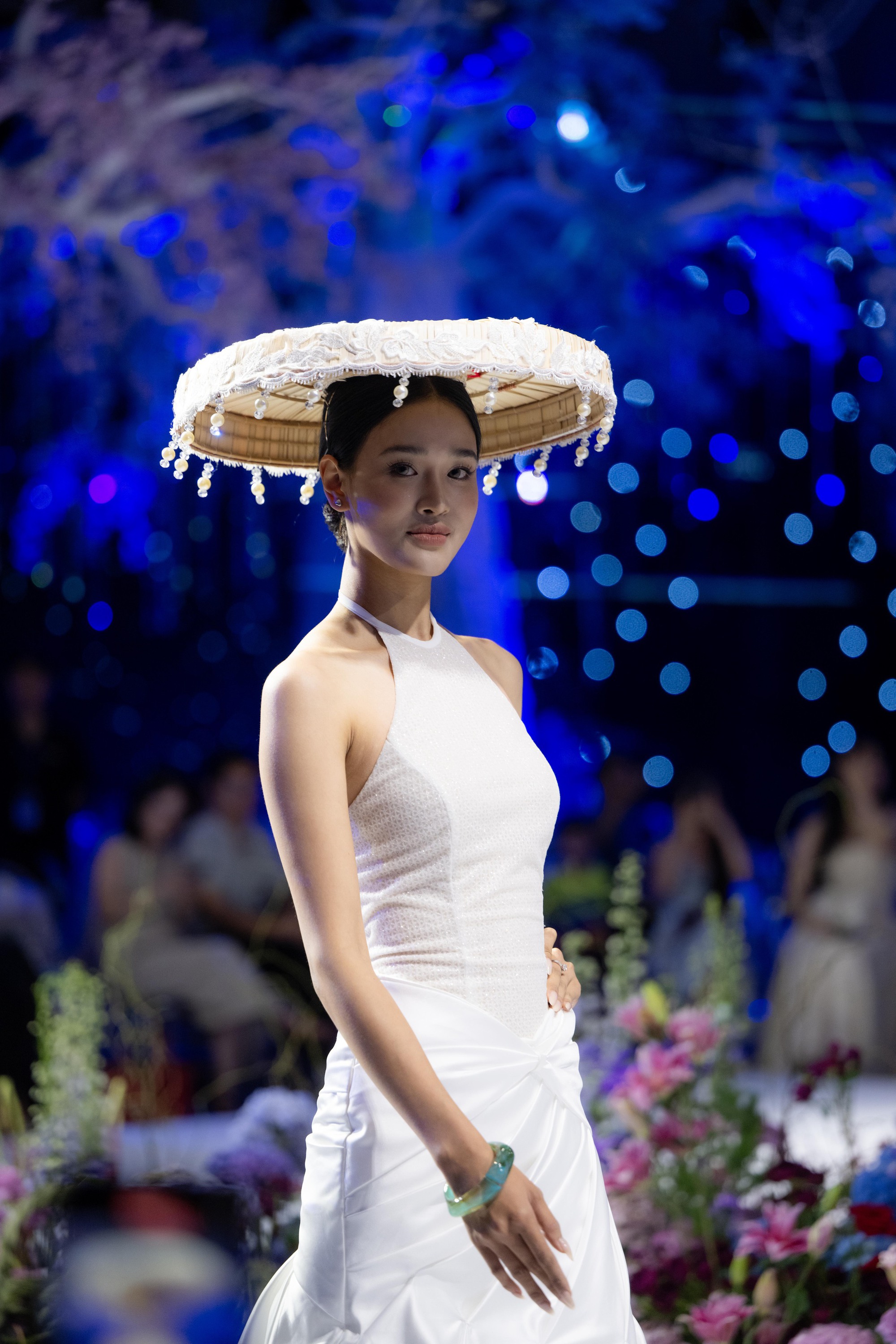 Show v&aacute;y cưới hot nhất Việt Nam l&uacute;c n&agrave;y: Từ kh&ocirc;ng gian đến thiết kế đều đẹp như cổ t&iacute;ch- Ảnh 7.