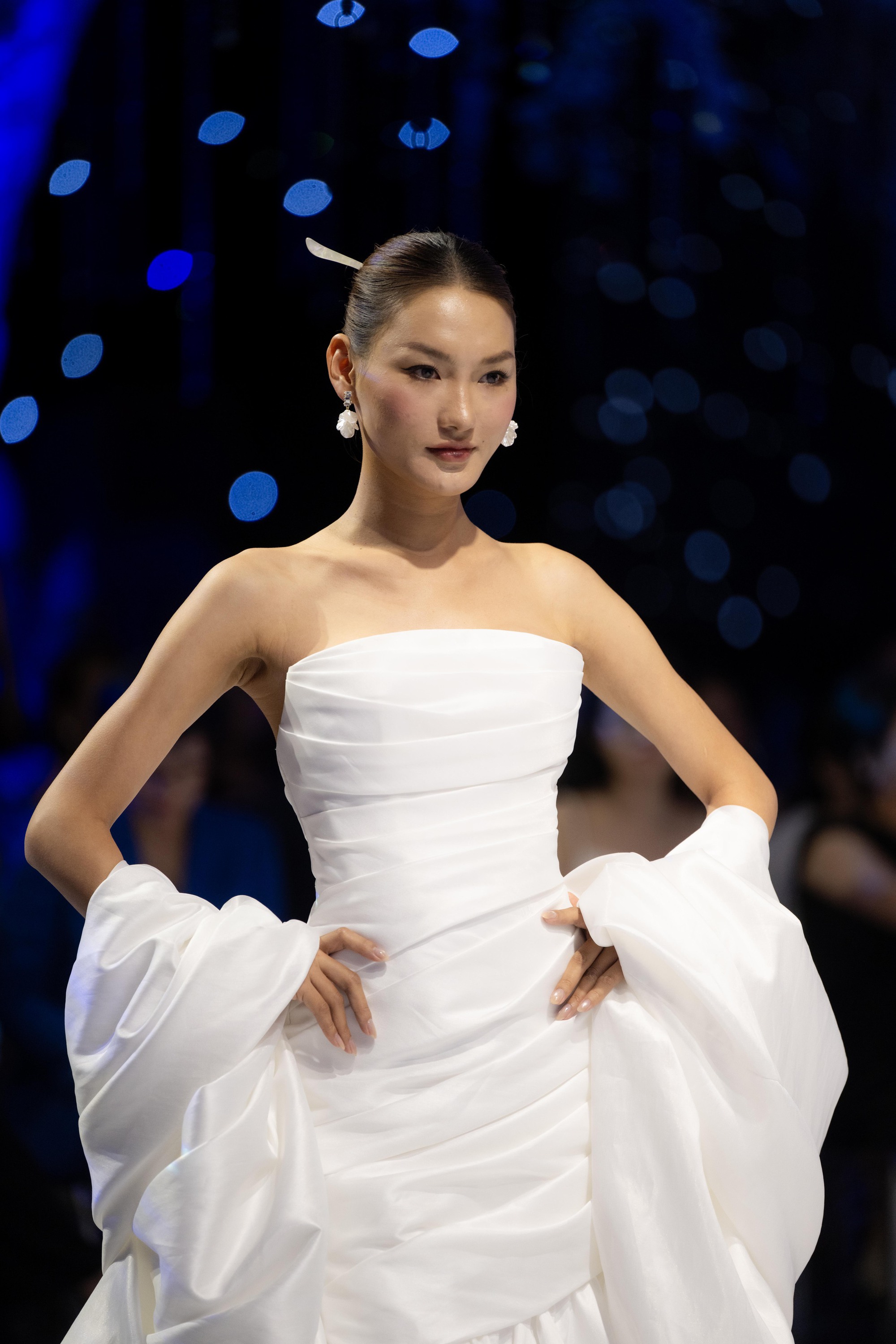 Show v&aacute;y cưới hot nhất Việt Nam l&uacute;c n&agrave;y: Từ kh&ocirc;ng gian đến thiết kế đều đẹp như cổ t&iacute;ch- Ảnh 4.