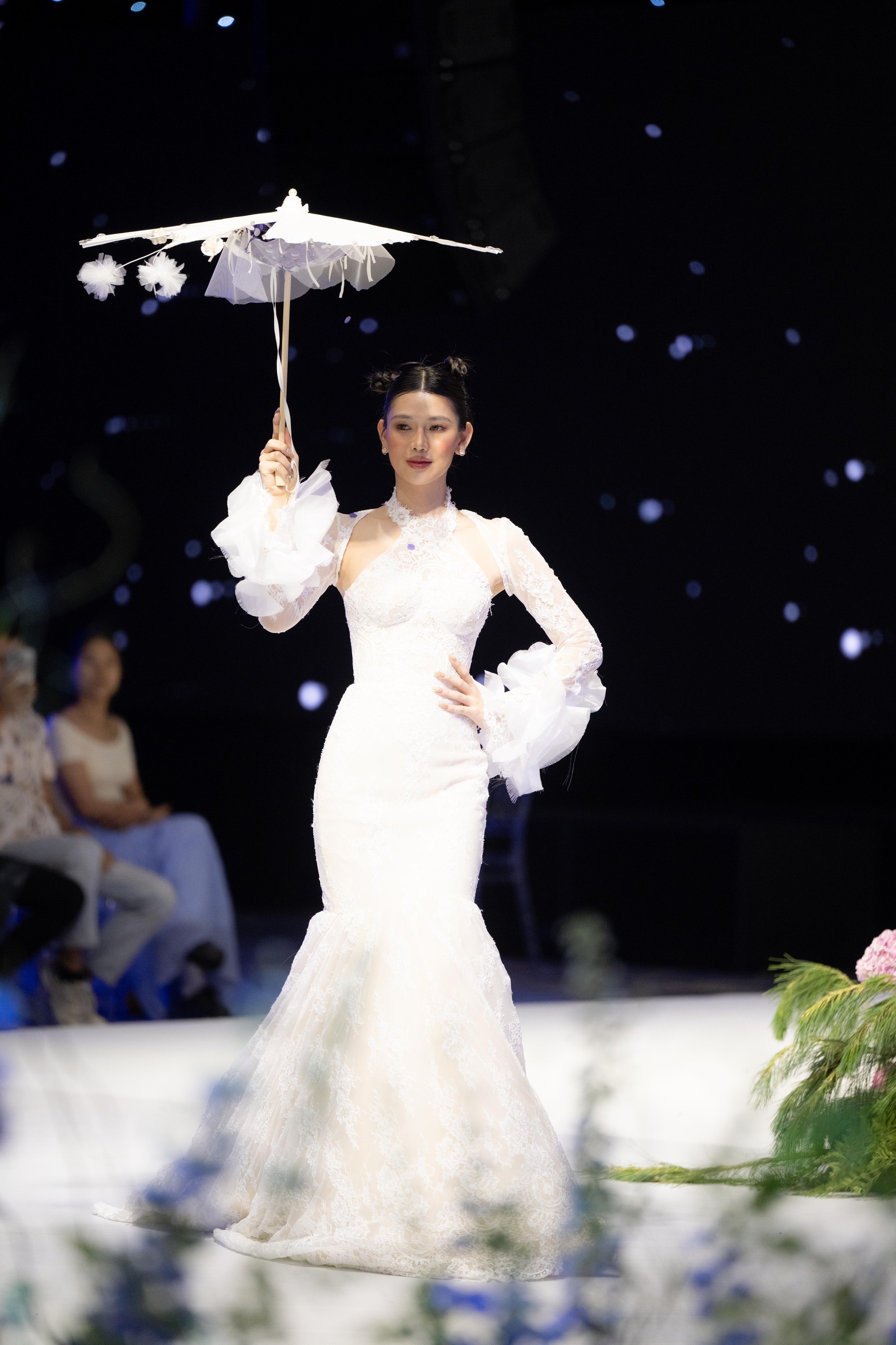Show v&aacute;y cưới hot nhất Việt Nam l&uacute;c n&agrave;y: Từ kh&ocirc;ng gian đến thiết kế đều đẹp như cổ t&iacute;ch- Ảnh 3.