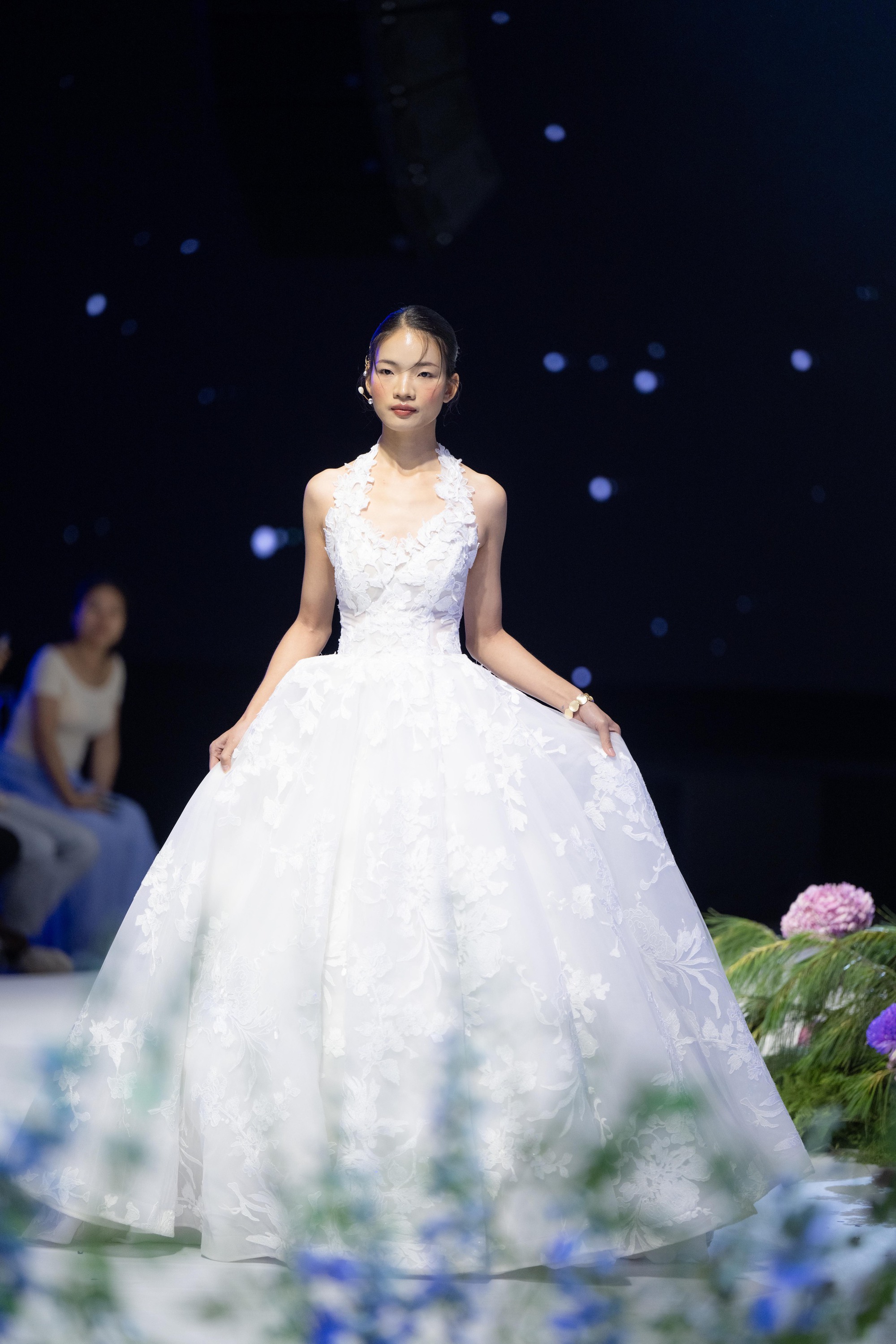 Show v&aacute;y cưới hot nhất Việt Nam l&uacute;c n&agrave;y: Từ kh&ocirc;ng gian đến thiết kế đều đẹp như cổ t&iacute;ch- Ảnh 2.