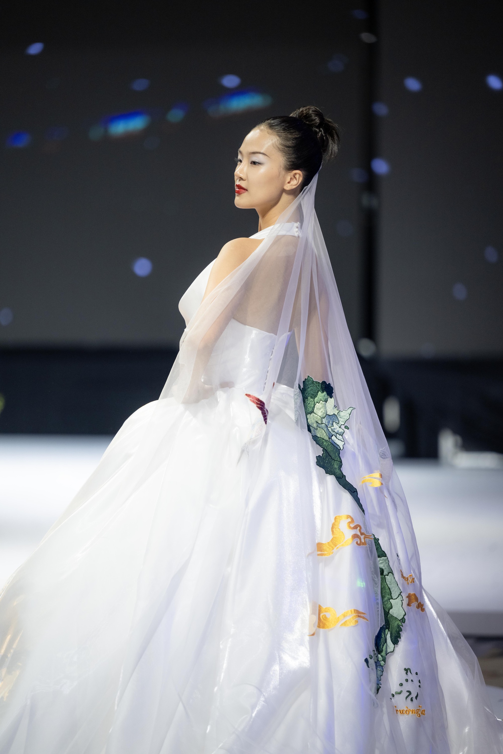 Show v&aacute;y cưới hot nhất Việt Nam l&uacute;c n&agrave;y: Từ kh&ocirc;ng gian đến thiết kế đều đẹp như cổ t&iacute;ch- Ảnh 5.
