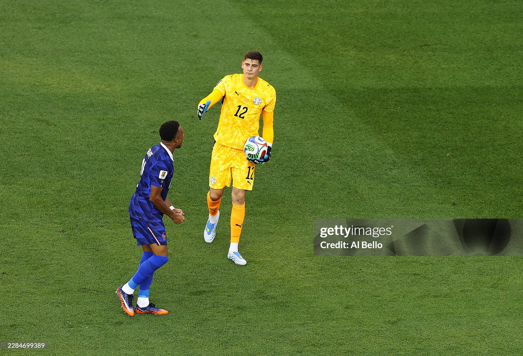 Hết trận vẫn còn xấu tính: Mbappe bị ném cả quả bóng vào lưng vì phớt lờ cái bắt tay của thủ môn Paraguay - Ảnh 2.