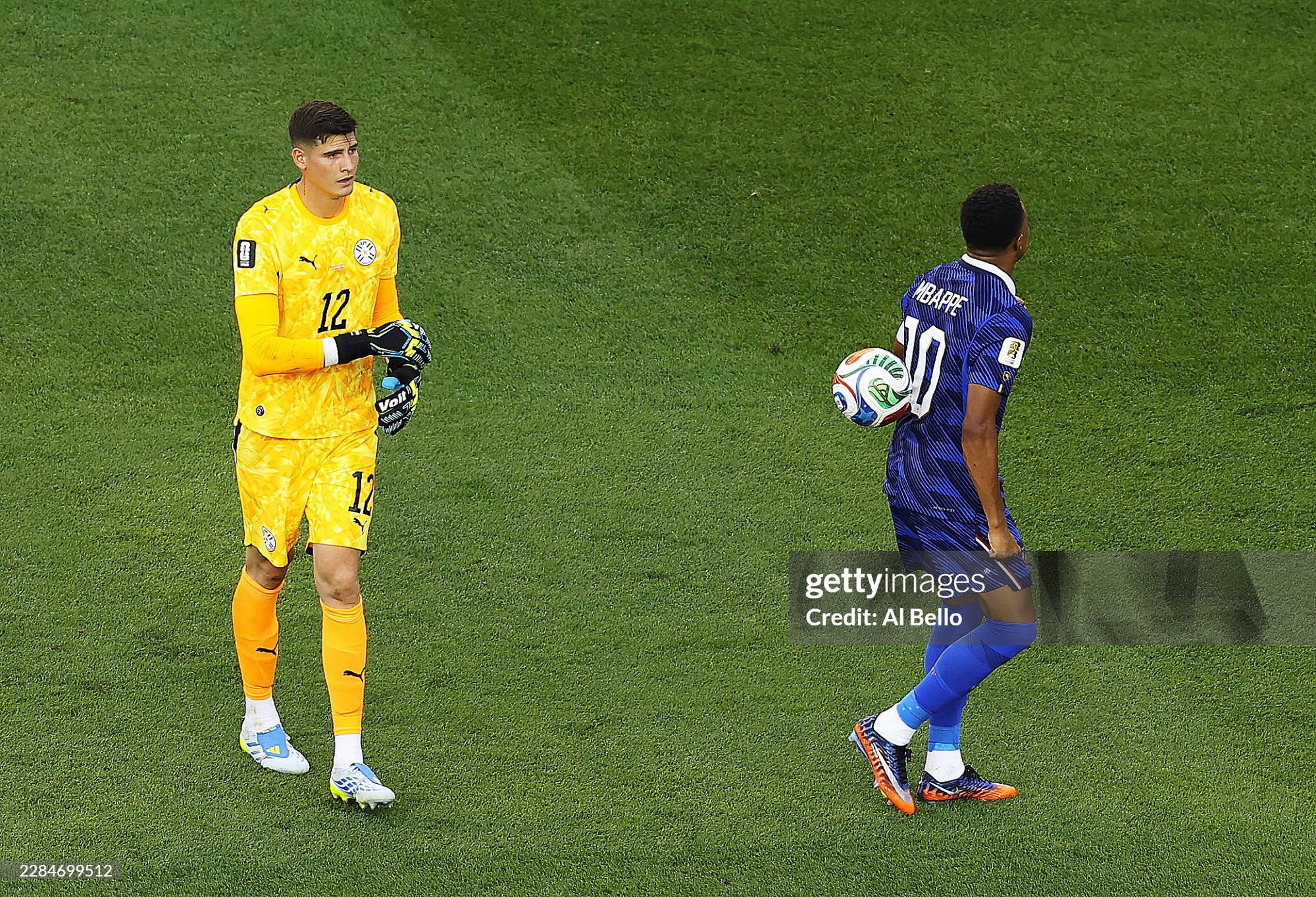 Hết trận vẫn còn xấu tính: Mbappe bị ném cả quả bóng vào lưng vì phớt lờ cái bắt tay của thủ môn Paraguay - Ảnh 4.