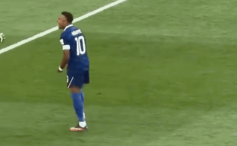Hết trận vẫn còn xấu tính: Mbappe bị ném cả quả bóng vào lưng vì phớt lờ cái bắt tay của thủ môn Paraguay - Ảnh 1.