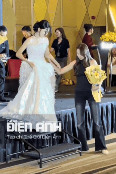 Đang hot mỹ nh&acirc;n Việt mặc &aacute;o thun, quần jeans đi sự kiện vẫn đẹp cho&aacute;ng ngợp: Đứng ở đ&acirc;u s&aacute;ng bừng ở đ&oacute;- Ảnh 2.