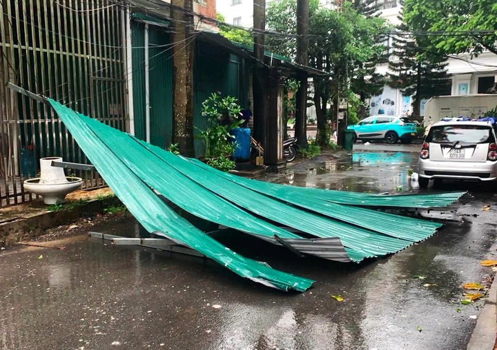 B&atilde;o số 1 sang Trung Quốc v&agrave; suy yếu, ho&agrave;n lưu b&atilde;o vẫn g&acirc;y gi&oacute; mạnh, mưa lớn- Ảnh 2.