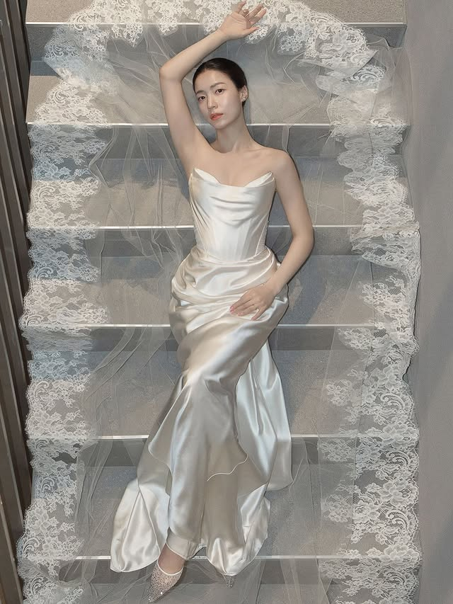 Cựu th&agrave;nh vi&ecirc;n T-ara quỳ gối cầu h&ocirc;n bạn trai doanh nh&acirc;n trước h&agrave;ng ngh&igrave;n người, camera zoom cận liền ph&aacute;t hiện 1 h&agrave;nh động g&acirc;y tranh c&atilde;i- Ảnh 4.