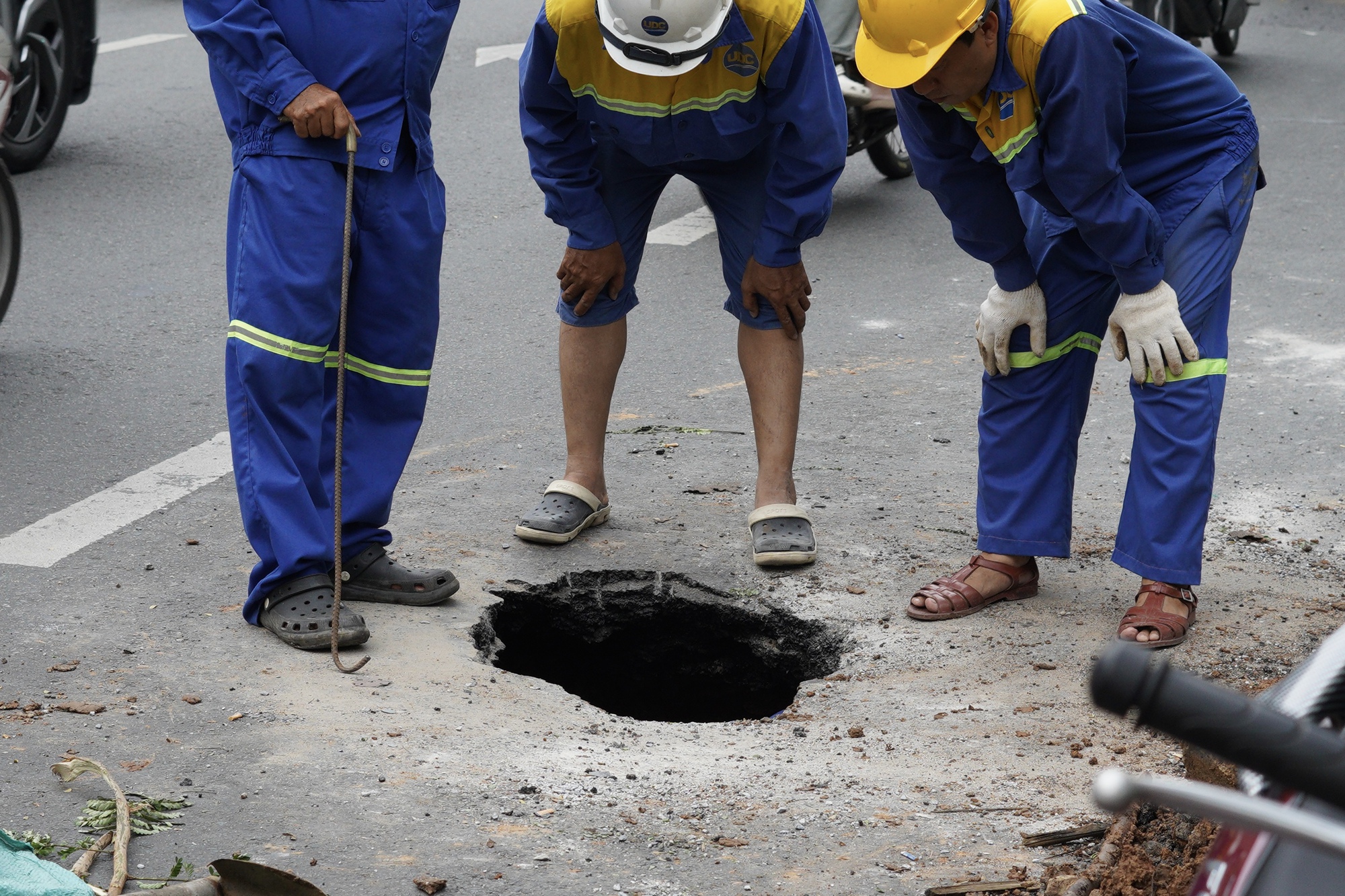 TP.HCM: Hố sụt l&uacute;n s&acirc;u 1 m&eacute;t xuất hiện tr&ecirc;n đường Nguyễn Thị Minh Khai, giao th&ocirc;ng &ugrave;n ứ- Ảnh 1.